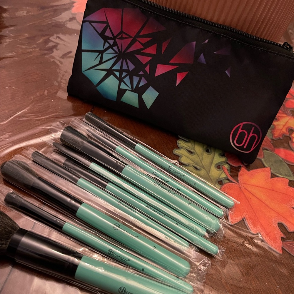 BH Cosmetics Mint Brush Set with Geometric Pouch
